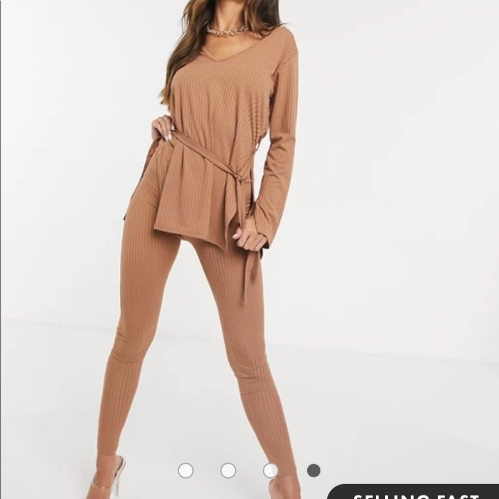 Femme Luxe ribbed plunge front top w belt & leggings set - Size 4 like new